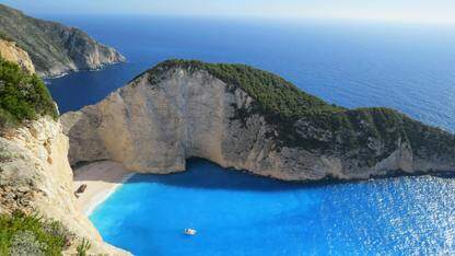 在EntryAbility中使用preferences存储变量,在具体page中怎么获取?