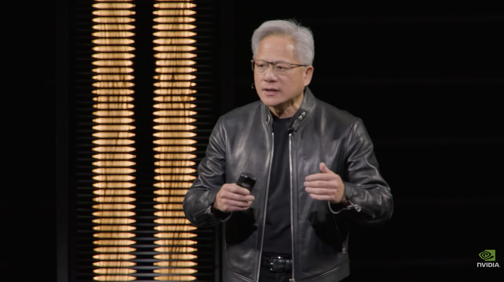 黄仁勋 GTC 2026 演讲实录：所有SaaS公司都将消失；Token 成本全球最低；2027 营收将到 1 万亿；Feynman 架构已在路上；