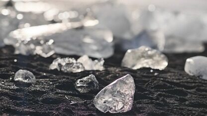 算力十年狂飙100000倍,他却每天担心破产!黄仁勋亲述:如何用“30天危机感”逆袭万亿AI市场