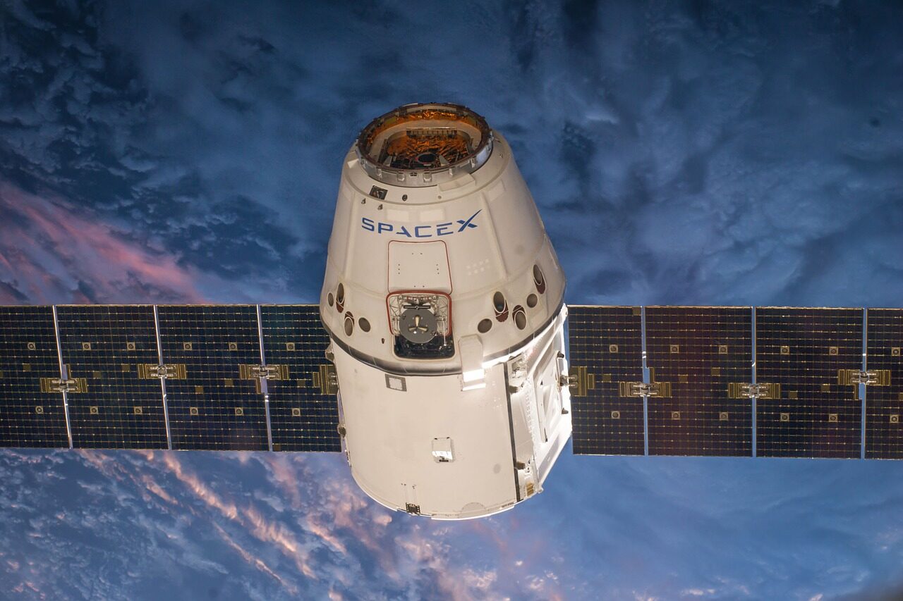 SpaceX龙飞船性能要求严苛，软件开发存挑战