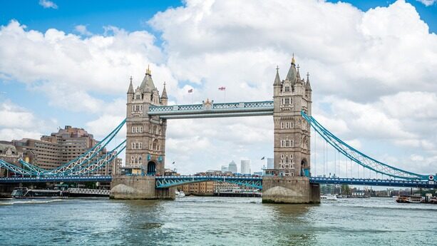 10年经验，不敌 AI 10秒？对话5位顶尖架构师：AI不会替代我们，但会淘汰旧的我们