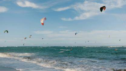 如何在不影响自动换行的前提下给一段文字中的两个词变色并绑定不同的点击事件?
