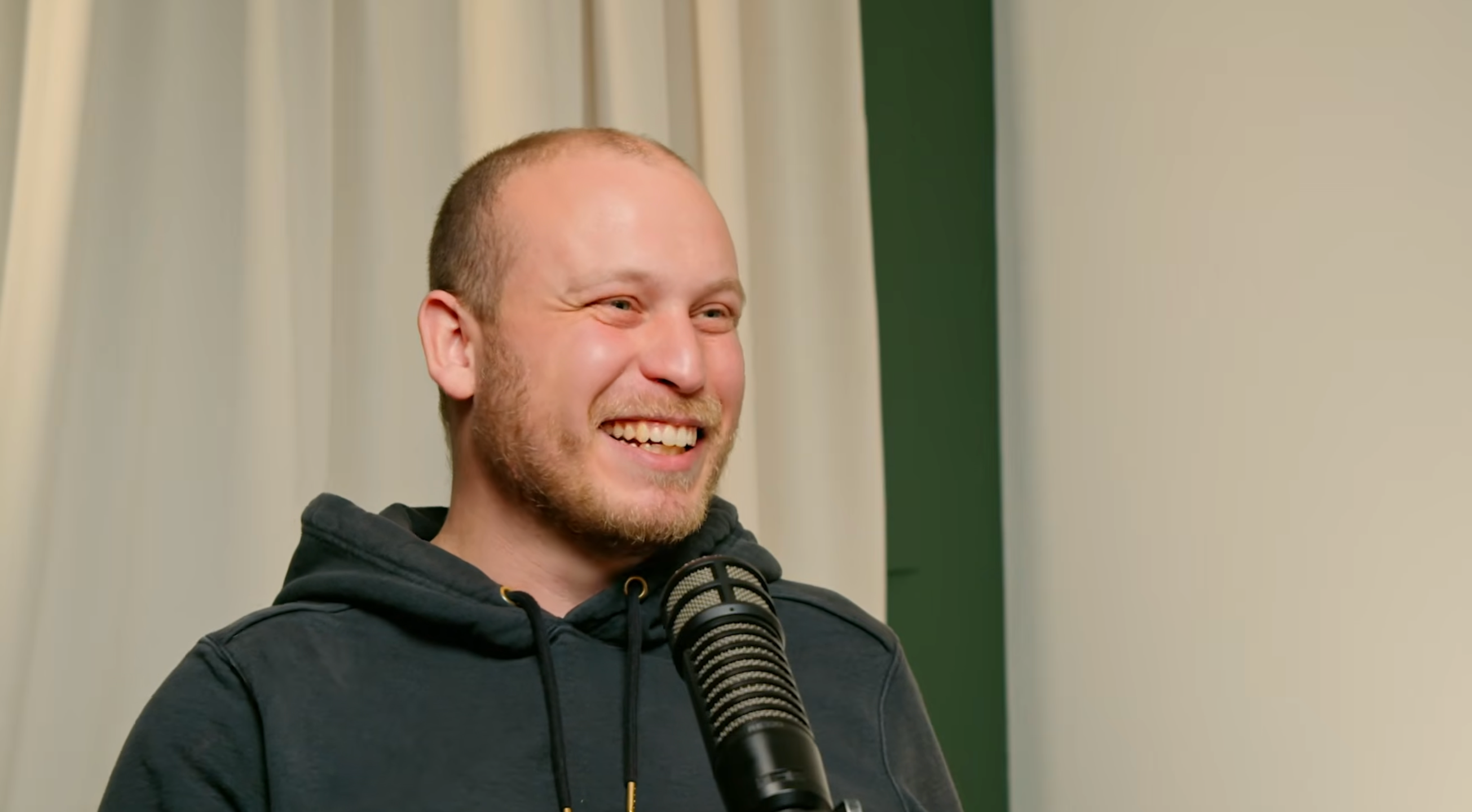 Claude Code之父自曝刘慈欣铁粉！不写PRD、不设职称，揭秘Anthropic 如何连续推出两个AI 爆款？