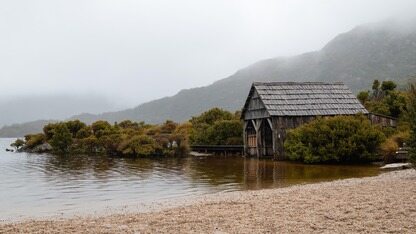 蚂蚁灵波发布具身“通用大脑”LingBot-VLA,后训练代码全面开放,让开源真正可用