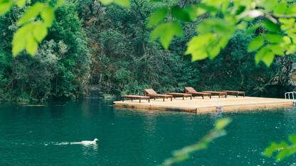 怎么实现一个图片一直循环上下匀速移动的动画效果？