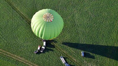 阿里干死豆包图疯传，千问：相煎何太急；字节大幅涨薪，传年利润有望达500亿美元；印度AI妖股近两年暴涨550倍，仅2名员工 | AI周报