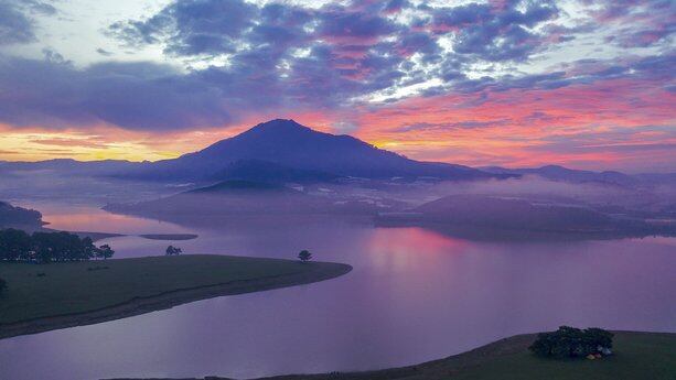 微信回应用户相册问题；IBM 强制员工打疫苗；Win 11、Android 12正式发布；Facebook 宕机 6 小时；乔布斯去世十周年；微软开放第三方商店入驻