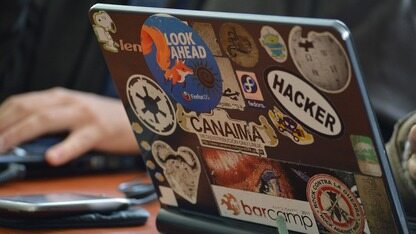 特朗普80后竞选搭档支持AI开源言论，赢得科技圈好评！网友：如果想让开发人员支持你，就坚持