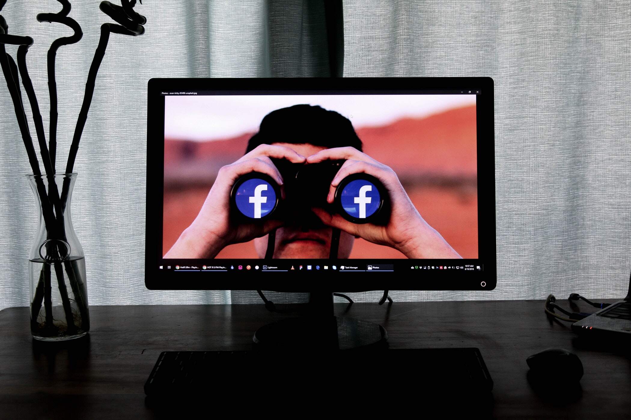 Facebook：全球最大社交网络，向未知转型