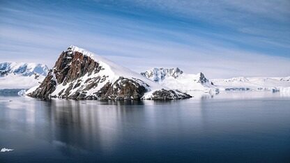 减少检索增强生成(RAG)语义缓存中的误报:以银行业为例