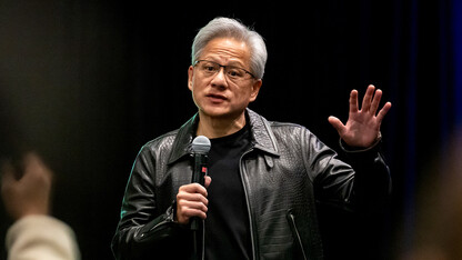 黄仁勋反驳“AI 吞噬软件”:传统软件模式要退场了,实时生成接管,算力需求翻几百倍