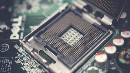 存储通胀时代的架构突围：为何 2025 年是企业告别传统 IT 的“分水岭”？