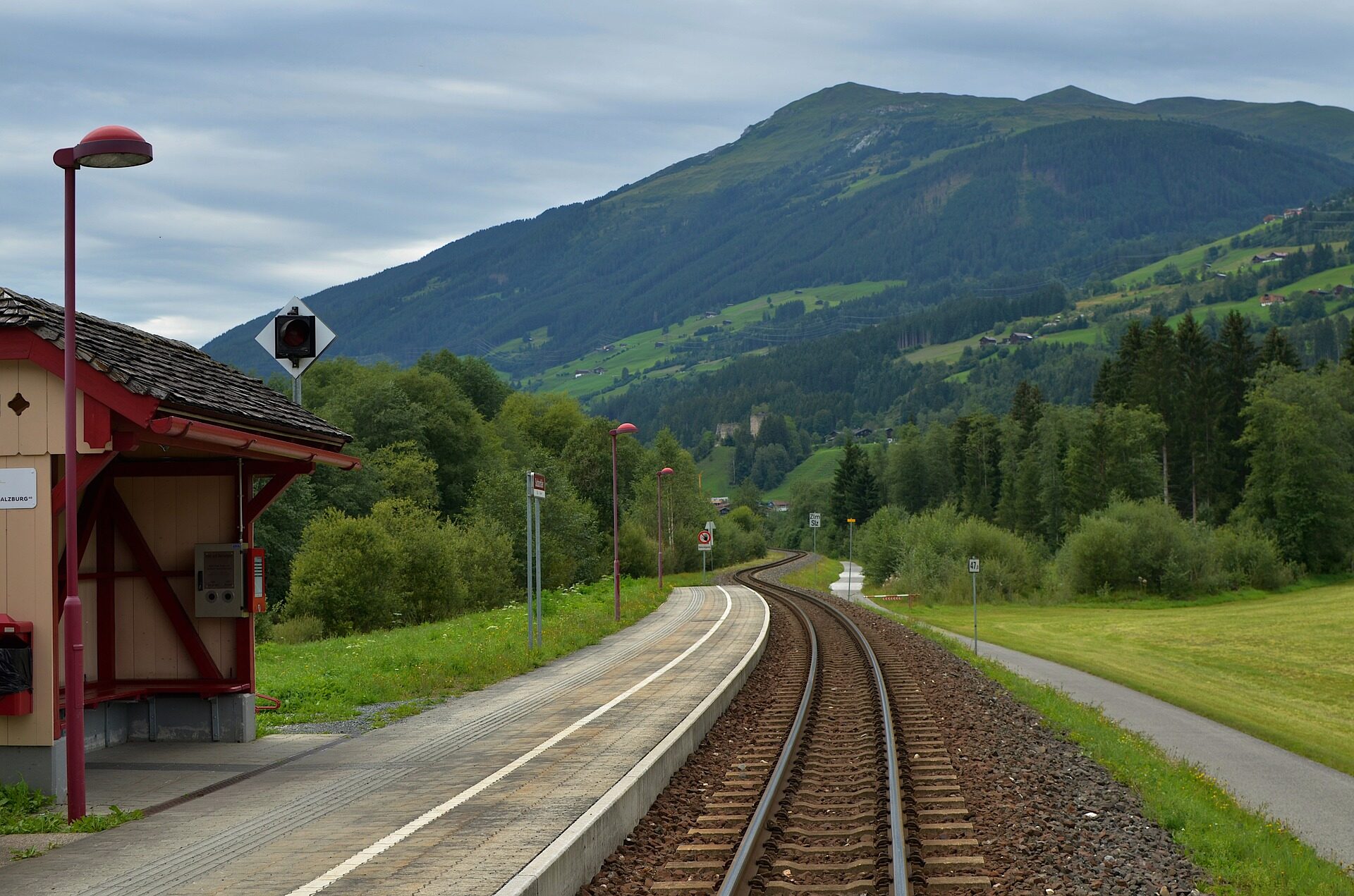 Небольшая железная дорога. Узкоколейки Австрии. Железная дорога «станция». Станция небольшая. Маленькая ЖД станция.